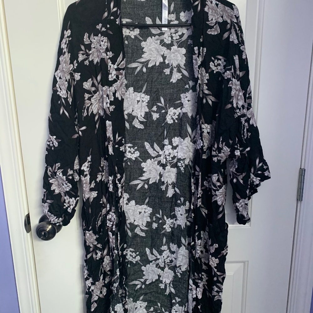 Flower Kimono - Picture 2 of 4